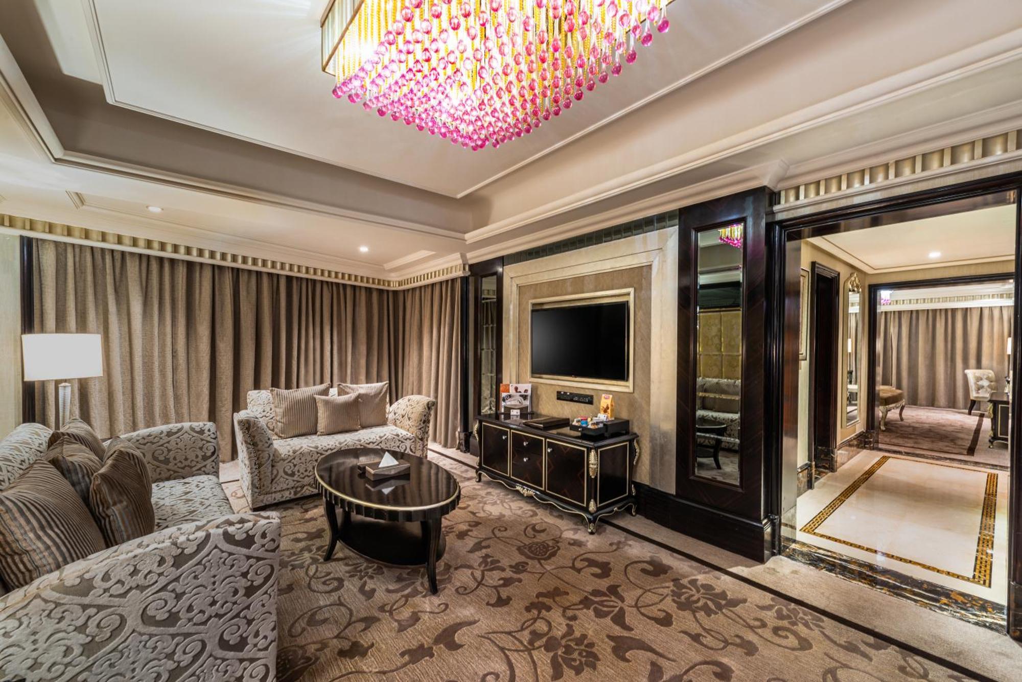 Narcissus Riyadh Hotel & Spa מראה חיצוני תמונה The living room of a suite at The St. Regis Mumbai