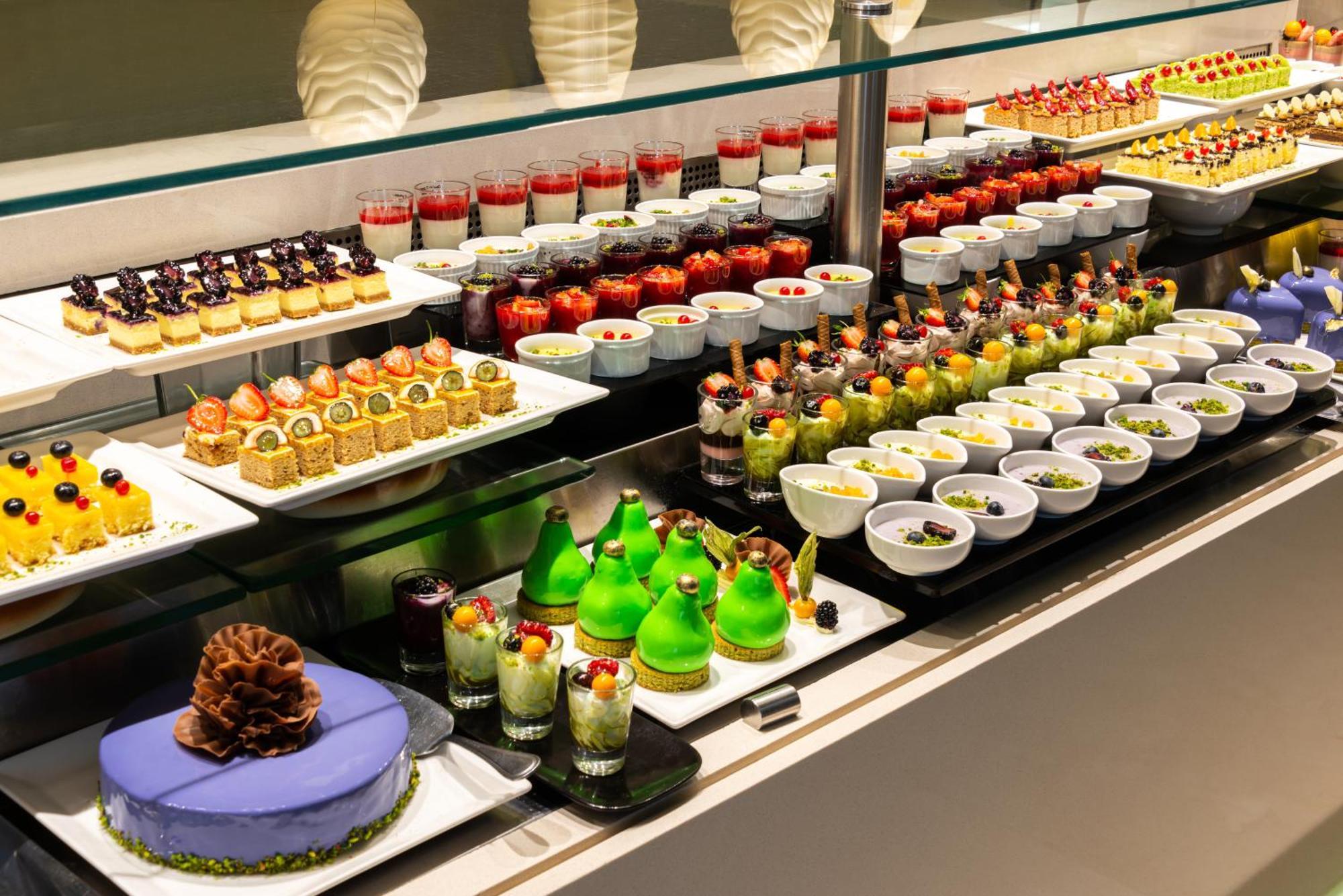 Narcissus Riyadh Hotel & Spa מראה חיצוני תמונה A dessert buffet