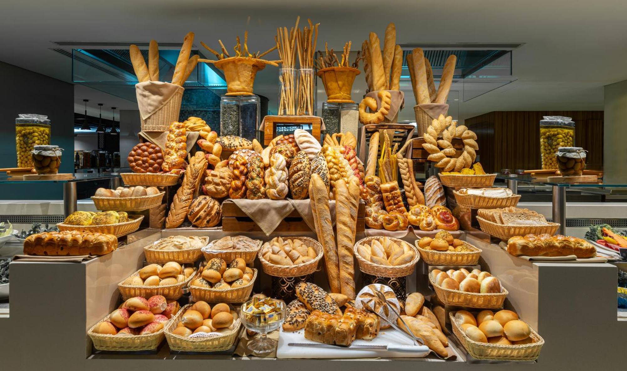 Narcissus Riyadh Hotel & Spa מראה חיצוני תמונה Bread display at a hotel