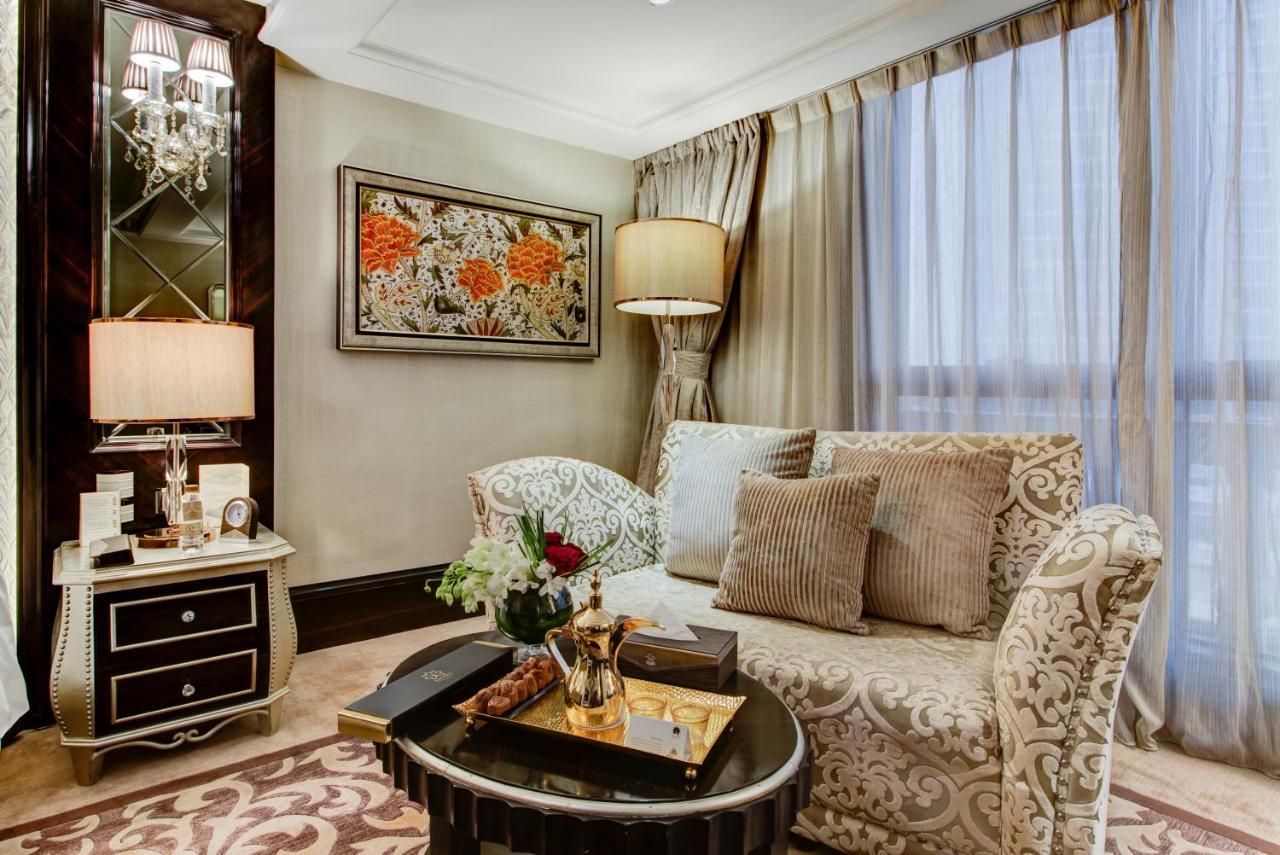 Narcissus Riyadh Hotel & Spa מראה חיצוני תמונה A living room in a suite at the Ritz-Carlton, DIFC
